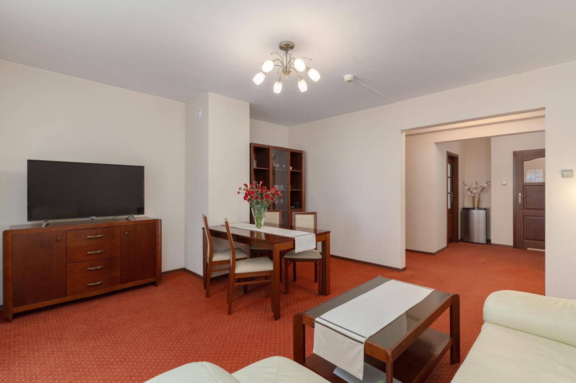 Hotel W Dobieszkowie Stryków Kültér fotó