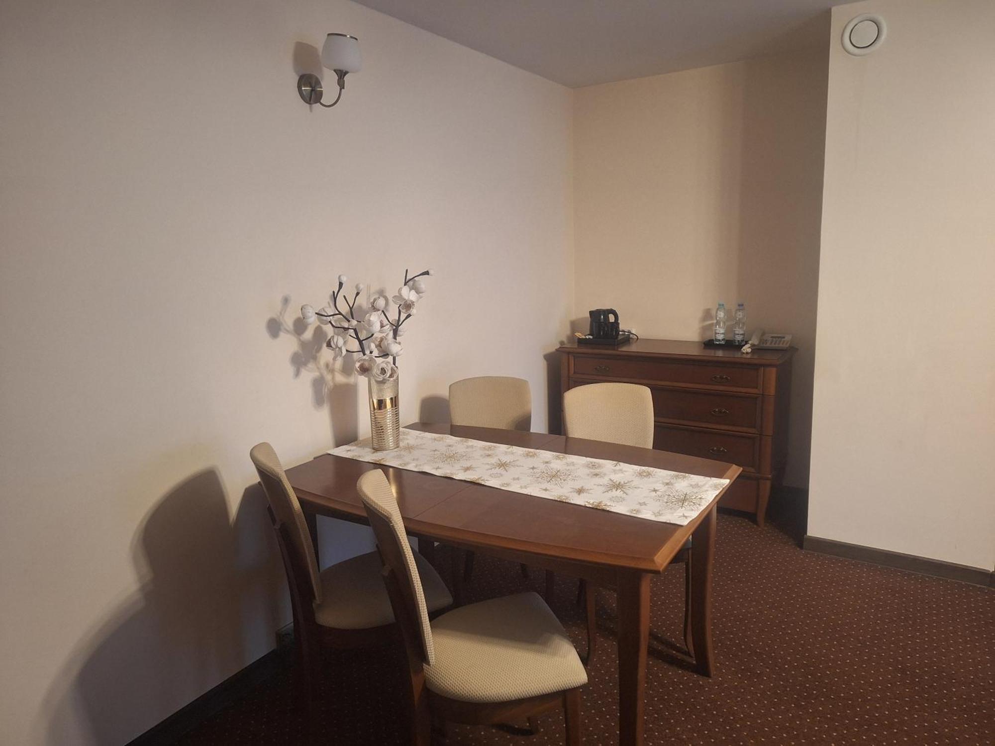 Hotel W Dobieszkowie Stryków Kültér fotó